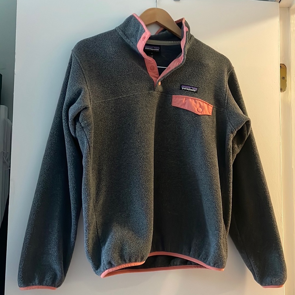 Patagonia fleece synchilla in women’s small. Grey, pink.